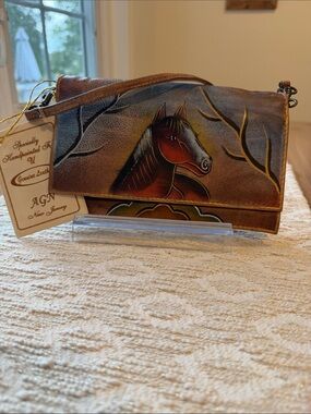 AGN NEW JERSEY NWT HAND PAINTED 
WESTERN HORSE THEME LEATHER CROSSBODY BAG